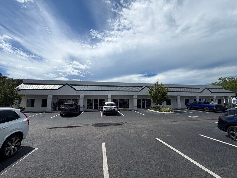 More Photos Of 5630 Yahl St, Naples Unknown For Lease