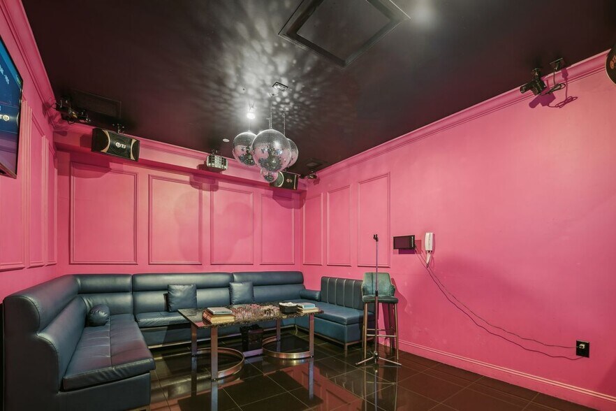 More Photos Of 400 Bergen Blvd, Palisades Park General Retail For Lease