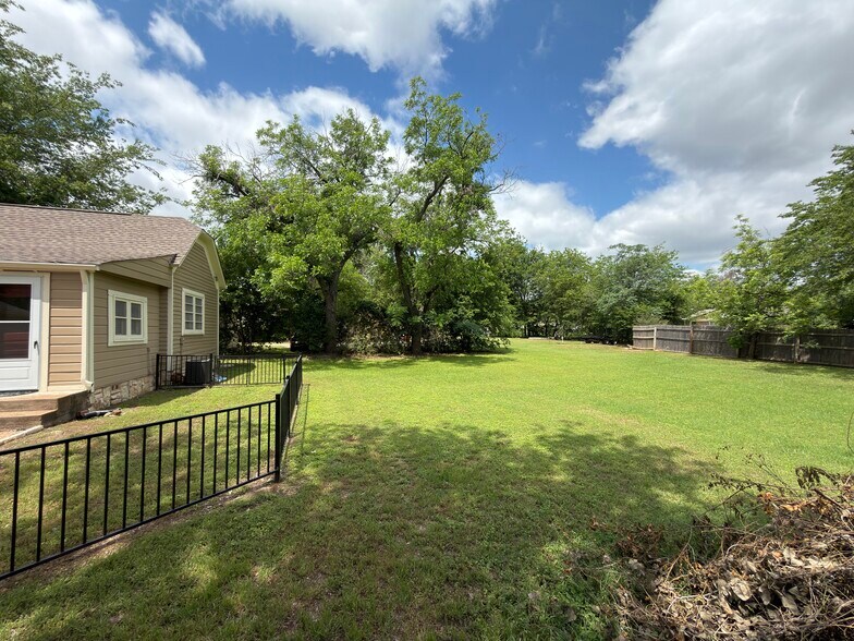 More Photos Of 902 W Pearl St, Granbury Office For Lease