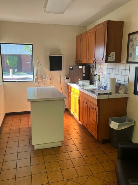 More Photos Of 5846 San Fernando Rd, Glendale Veterinarian Kennel For Sale