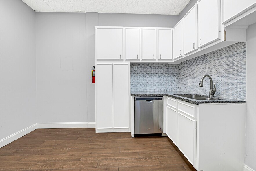 More Photos Of 12649-12655 Memorial Dr, Houston Storefront For Lease