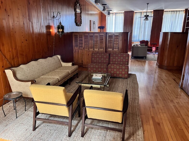 More Photos Of 339 Madison Ave, Memphis Storefront Retail Office For Sale
