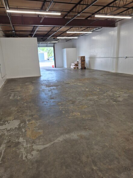 More Photos Of 14203-14231 60th St N, Clearwater Warehouse For Lease
