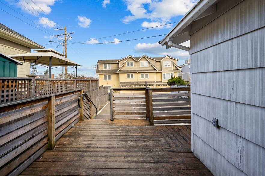 More Photos Of 605 Main St, Edmonds General Retail For Sale