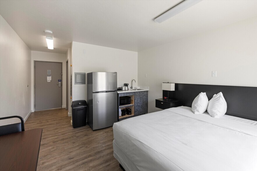 More Photos Of 720 W Lewis St, Pasco Hotel For Sale