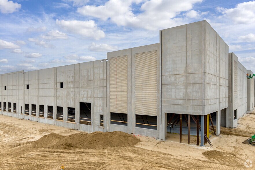 More Photos Of 6196 East Bridge St, Brighton Distribution For Lease