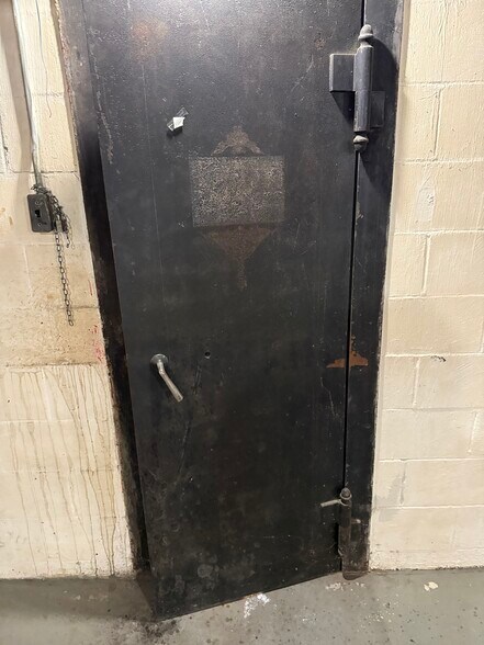 More Photos Of 121 N Lafayette Ave, Marshall Flex For Sale