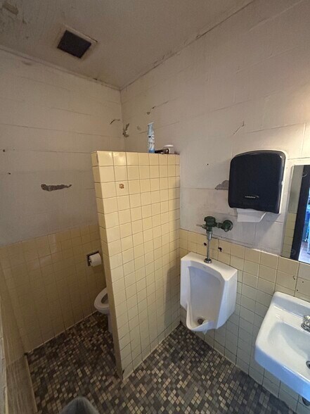 More Photos Of 6400 Douglas Ave, Urbandale Service Station For Lease