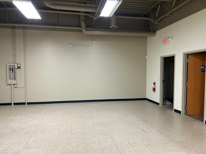 More Photos Of 1148-1166 Westowne Dr, Neenah Unknown For Lease