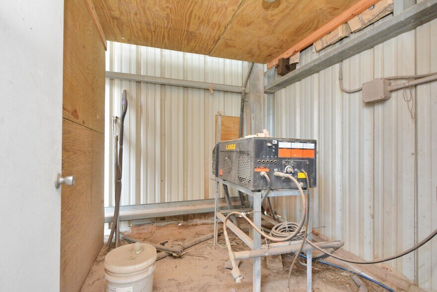 More Photos Of 1500 W Highway 6, Alvin Truck Terminal For Lease