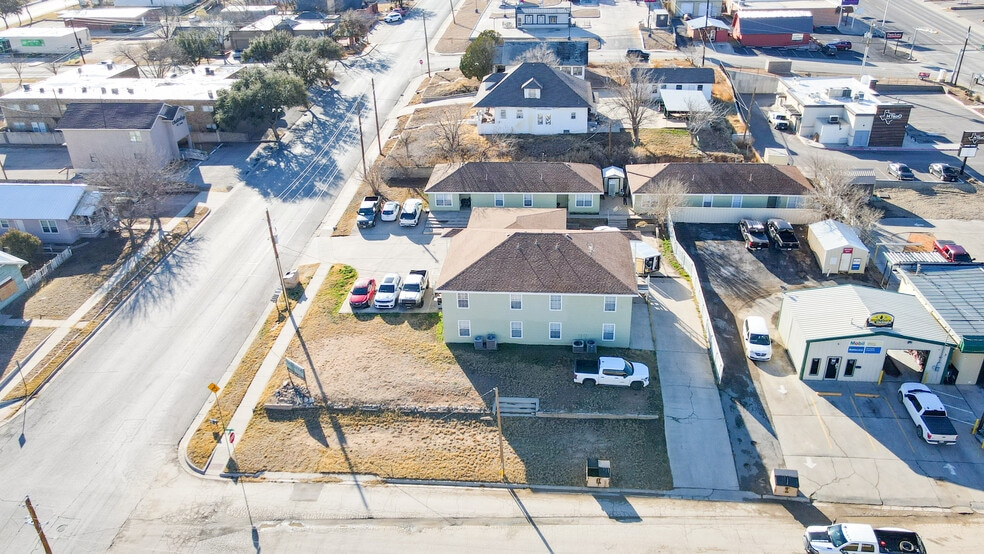 More Photos Of 900 Scurry St, Big Spring Apartments For Sale