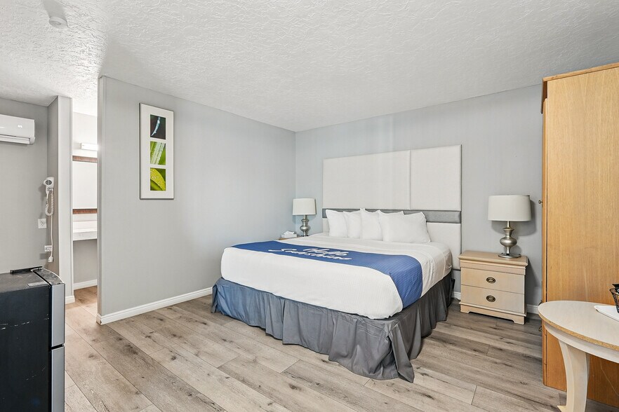 More Photos Of 91 E Main St, Bicknell Hotel For Sale