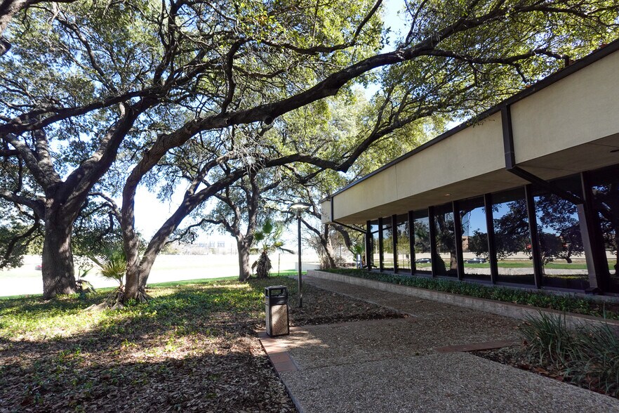 More Photos Of 6224 W Interstate 10, San Antonio Office For Sale