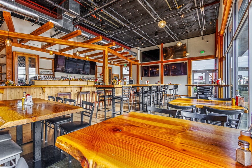 More Photos Of 555 9th St NW, Salem Bar For Lease