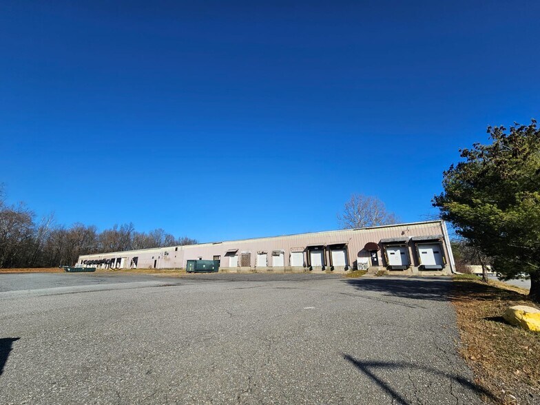 More Photos Of 265 Ballard Rd, Middletown Warehouse For Lease