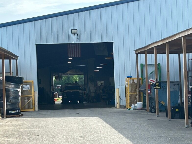 More Photos Of 8812 Kingston Pike, Knoxville Warehouse For Lease