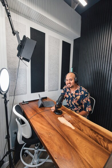 More Photos Of 444 Hobron Ln, Honolulu Coworking Space