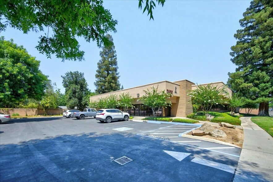 More Photos Of 2600 W Shaw Ln, Fresno Office For Sale