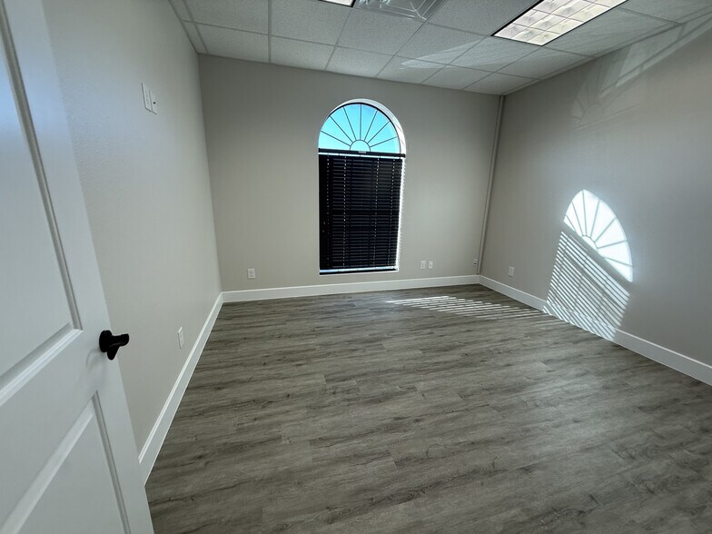 More Photos Of 7115 FM 2920, Spring Unknown For Lease