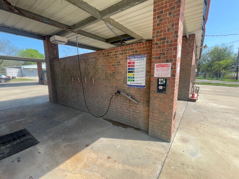 More Photos Of 931 E Dallas Ave, Cooper Self Storage For Sale