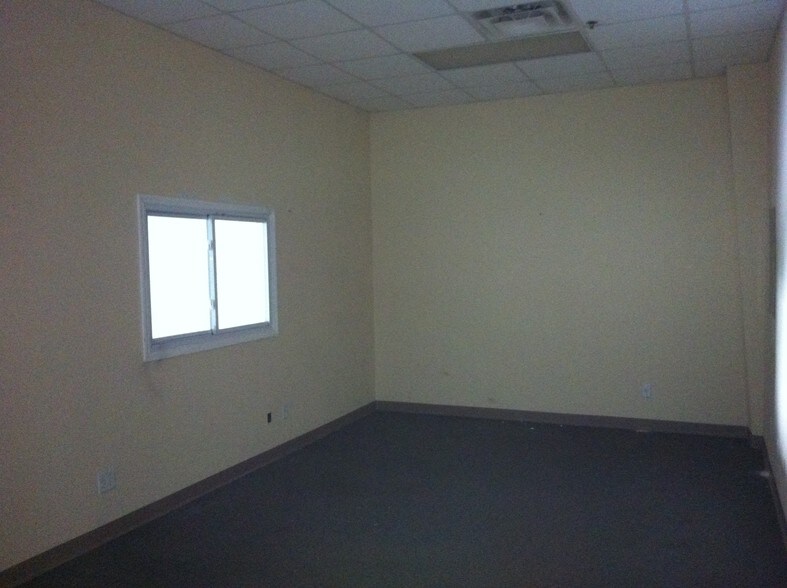 More Photos Of 226 Peterson Dr, Elizabethtown Warehouse For Lease