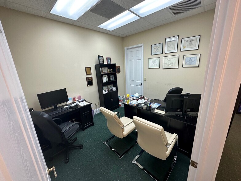 More Photos Of 1935 Commerce Ln, Jupiter Office For Lease