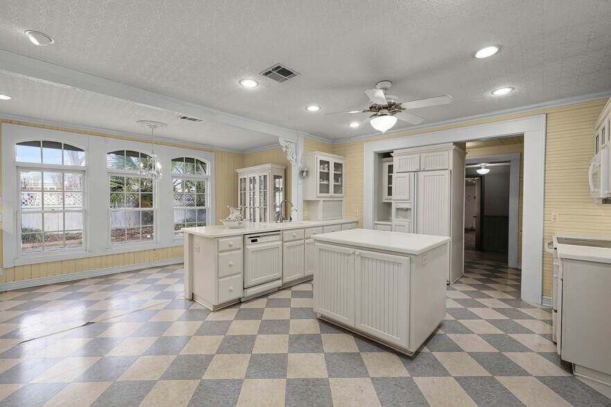 More Photos Of 633 S Castell Ave, New Braunfels Office Residential For Sale