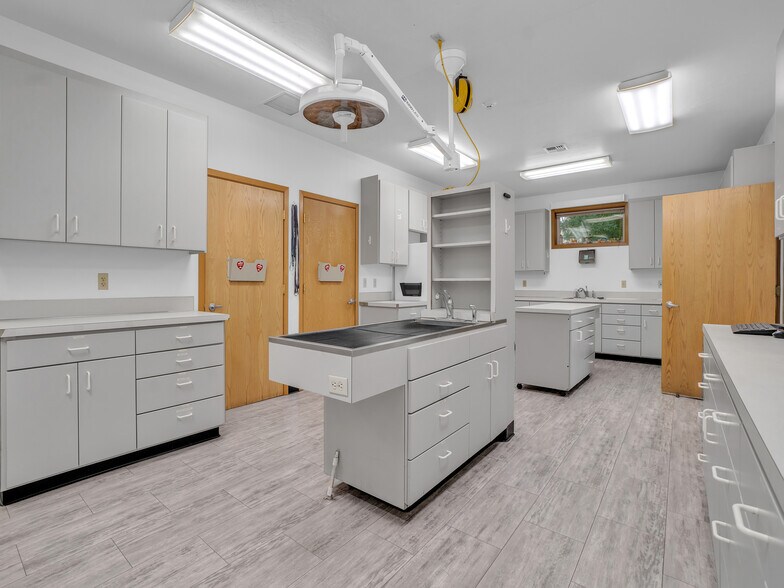 More Photos Of 711 W Main St, Sheridan Veterinarian Kennel For Sale