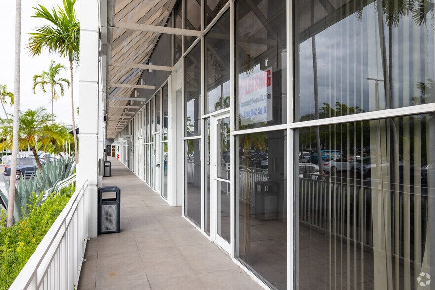 More Photos Of 260 Crandon Blvd, Key Biscayne Bank For Lease