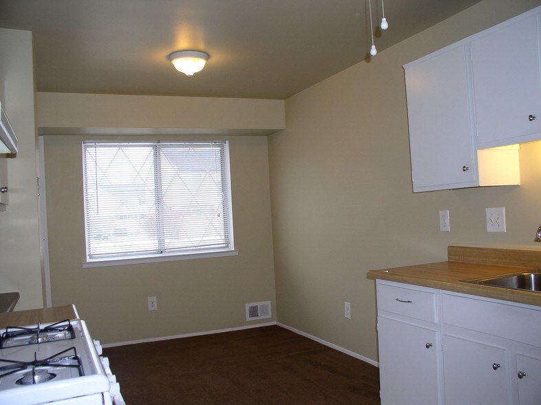 More Photos Of 24949 Mayfair Dr, Flat Rock Apartments For Sale