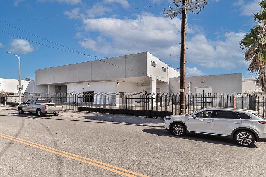 More Photos Of 7414 Bellaire Ave, North Hollywood Warehouse For Lease