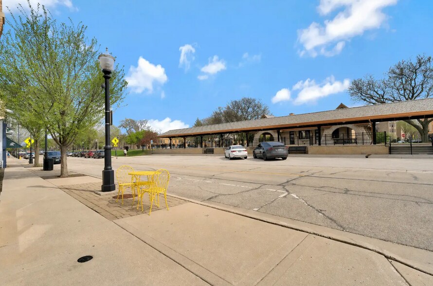 More Photos Of 711 W Hillgrove Ave, La Grange Storefront Retail Residential For Sale
