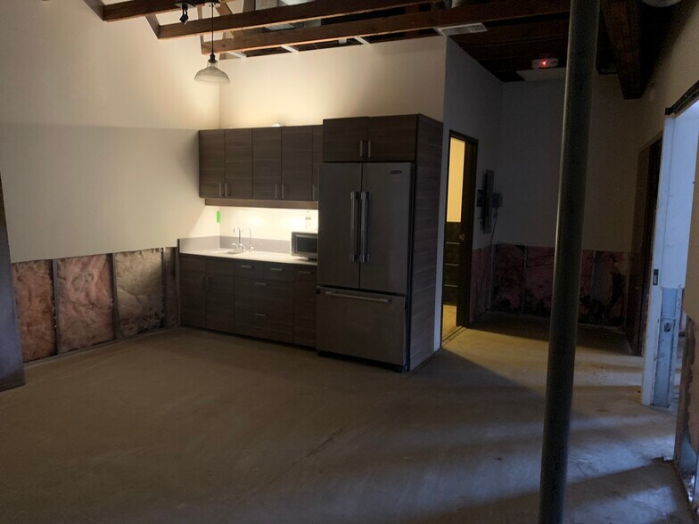 More Photos Of 2003-2011 Main St, Santa Monica Freestanding For Sale