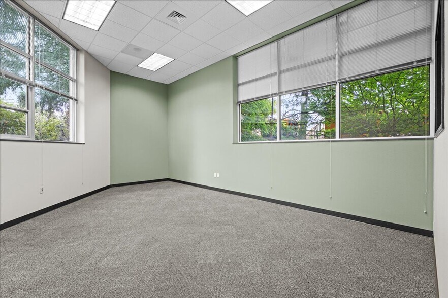 More Photos Of 6455 Lakeview Blvd, Lake Oswego Flex For Lease