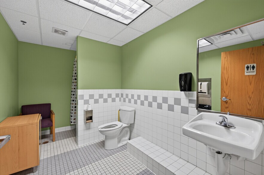More Photos Of 521-563 Phalen Blvd, Saint Paul Coworking Space