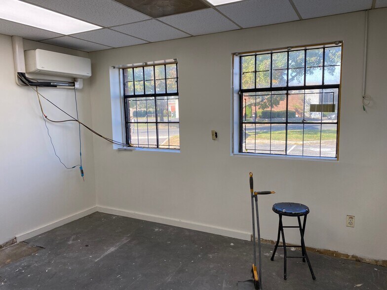 More Photos Of 181 E Industry Ct, Deer Park Warehouse For Lease