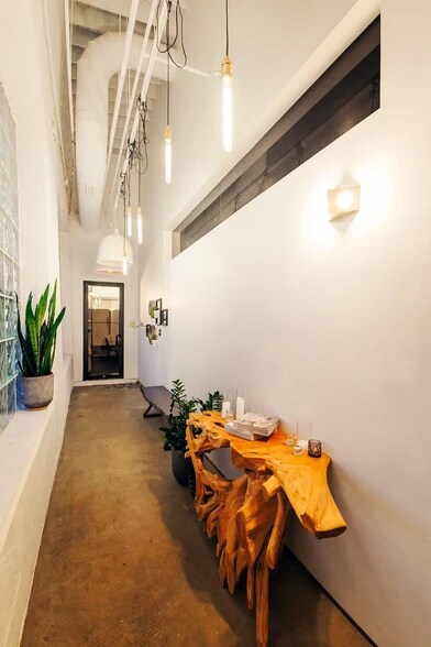 More Photos Of 3146 W Chicago Ave, Chicago Showroom For Sale