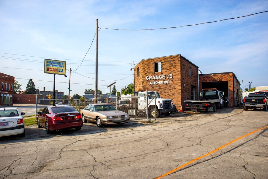 Primary Photo Of 325 1st St, Toledo Office For Sale