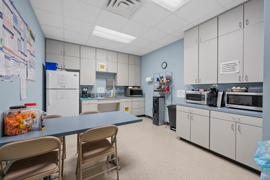 More Photos Of 720 Venture Dr, Woodway Warehouse For Lease