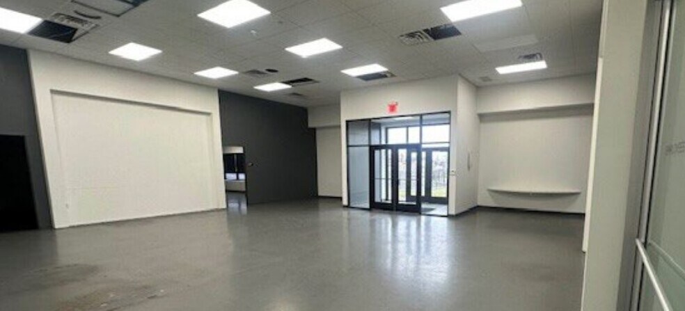 More Photos Of 7 Aerial Way, Syosset Showroom For Lease