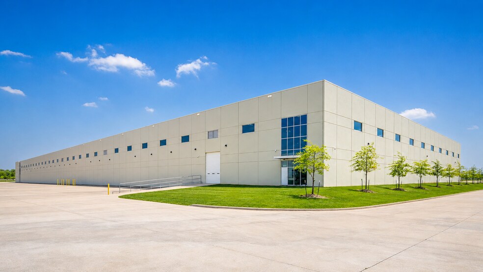 More Photos Of 5000 SW Regional Airport Blvd, Bentonville Warehouse For Lease