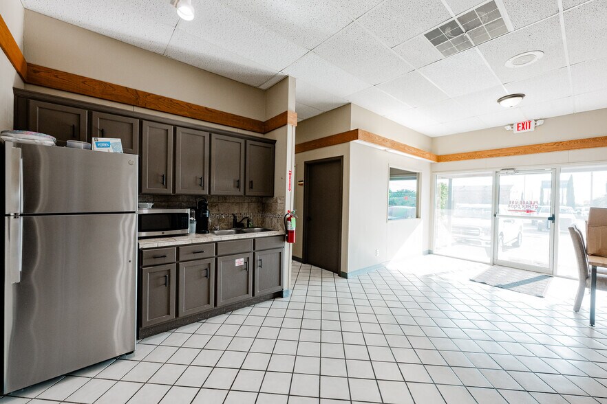More Photos Of 2500 E 8th St, Odessa Auto Repair For Sale