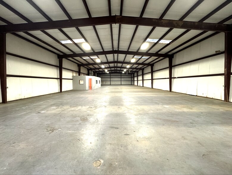 More Photos Of 391 Cable Industrial Way, Carrollton Warehouse For Lease