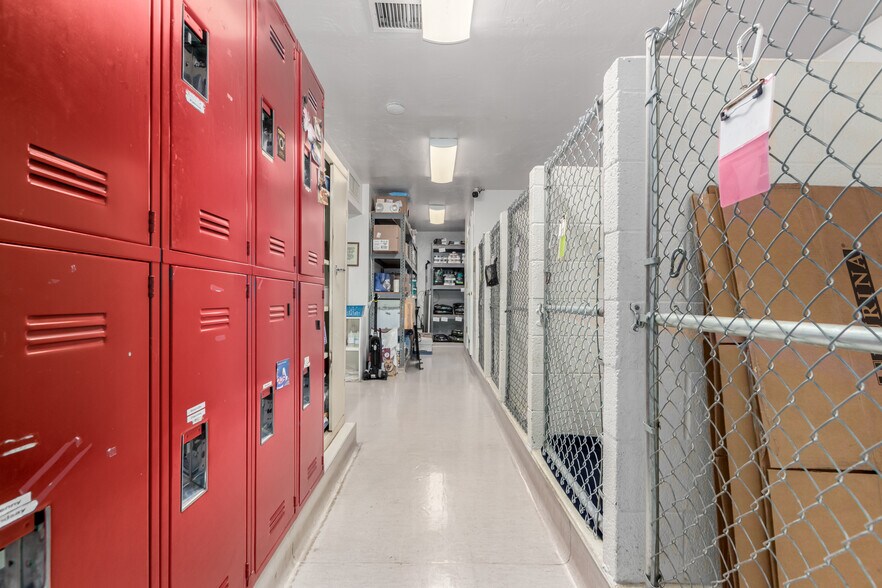 More Photos Of 20 W Dunlap Rd, Phoenix Veterinarian Kennel For Sale