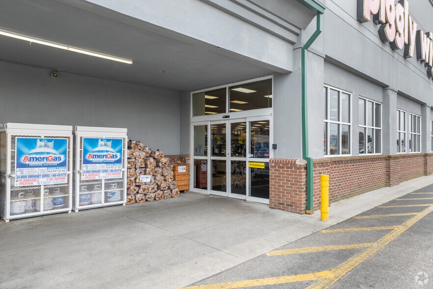 More Photos Of 208 E Mcintyre St, Mullins Supermarket For Sale