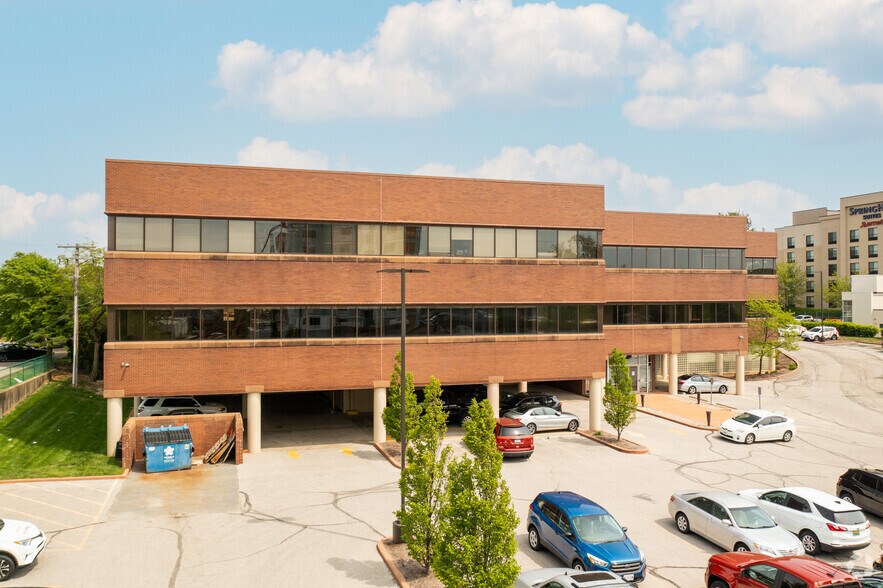 More Photos Of 1699 S Hanley Rd, Brentwood Office For Lease