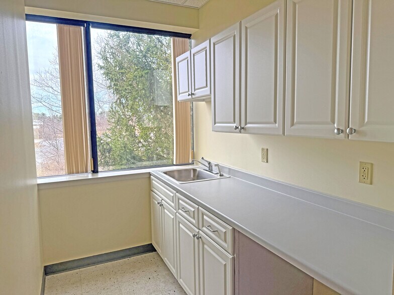 More Photos Of 210 Commerce Way, Portsmouth Office For Sale