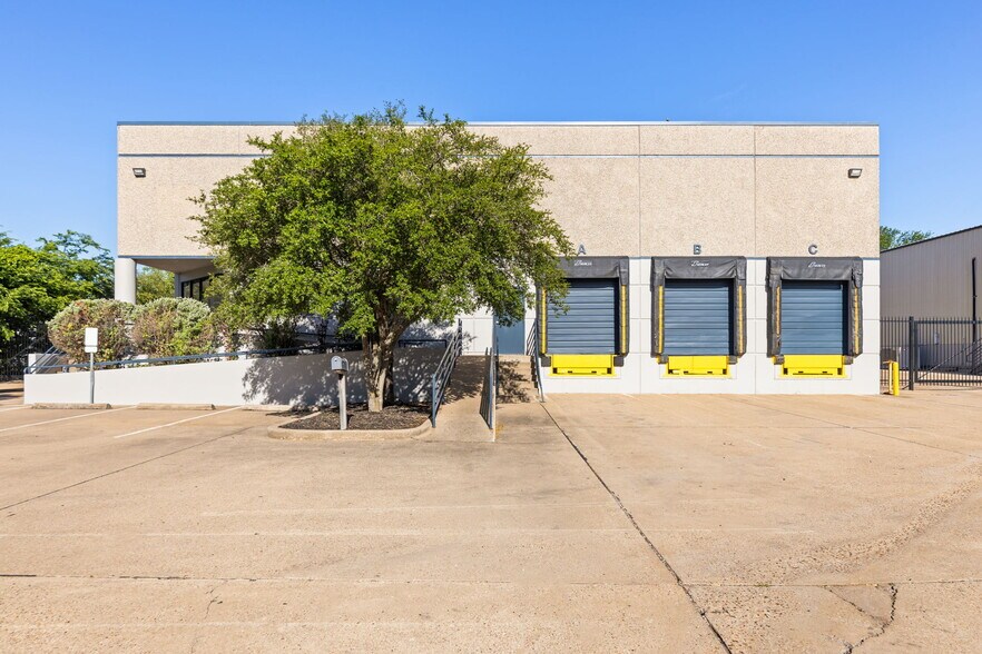 More Photos Of 515 Mills Rd, Garland Warehouse For Lease