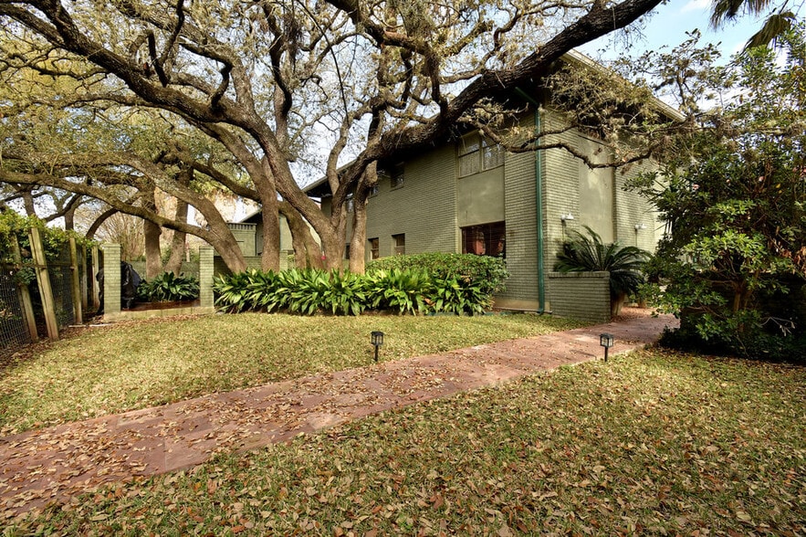 More Photos Of 1803 La Sombra Dr, San Antonio Apartments For Sale