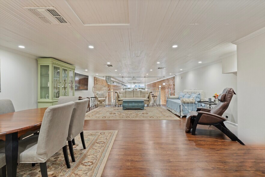 More Photos Of 925 Main St, Bastrop Office Residential For Sale